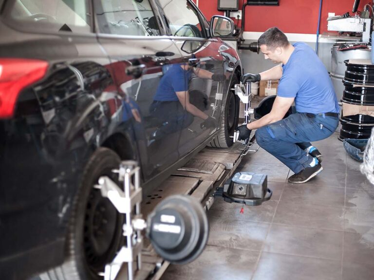 Spureinstellung wenn das Auto nach links oder rechts zieht (Foto: GREGERdigital / guruXOX - stock.adobe.com)